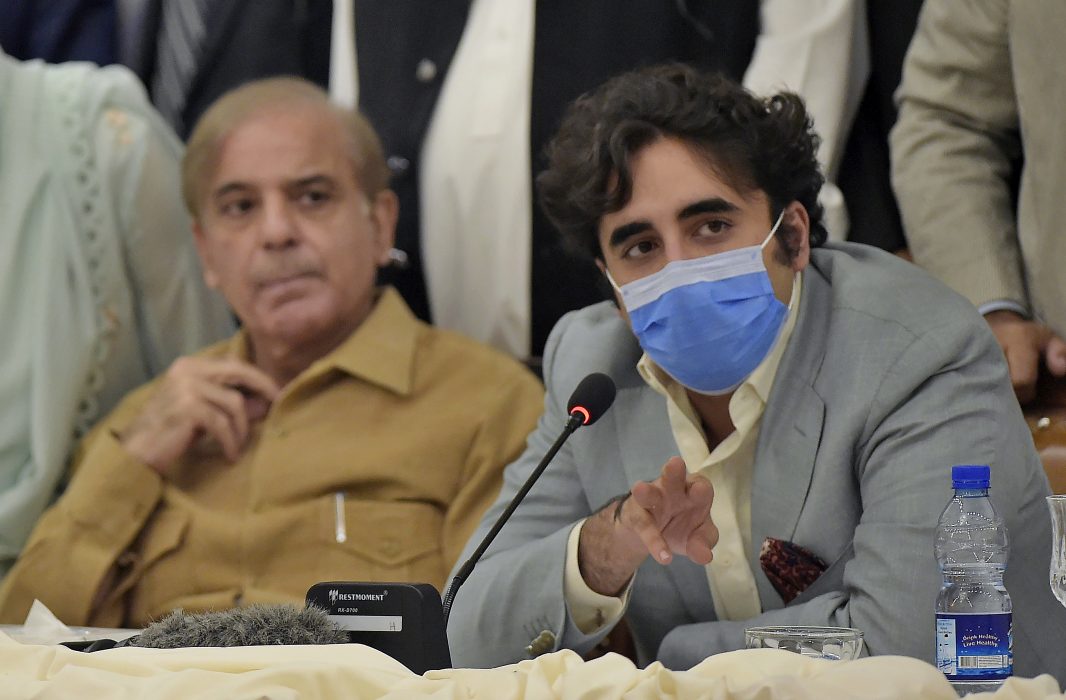 Två av Pakistans oppositionsledare, Bilawal Bhutto Zardari (höger) och Shahbaz Sharif, vid en presskonferens på söndagen.