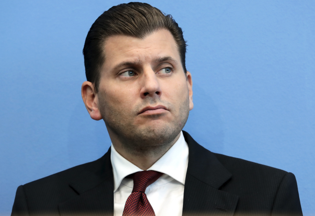 Christian Lüth, tidigare högerextrema partiet AFD:s talesperson, har fått sparken från partiet sedan han sagt att migranter kan komma att skjutas eller gasas ihjäl.