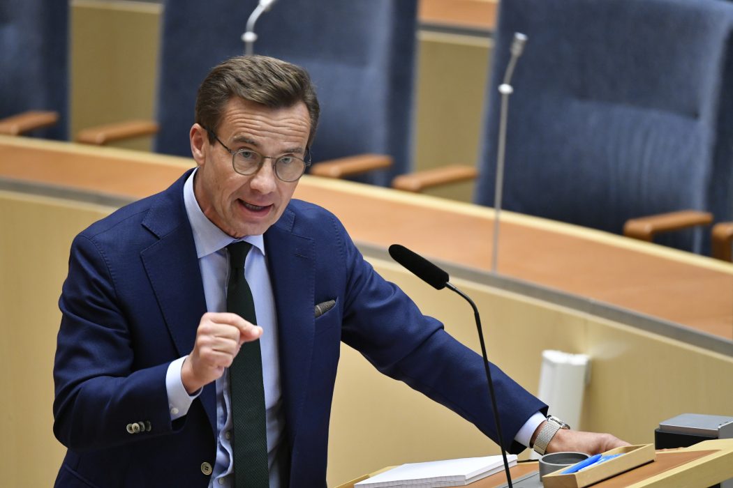 Moderatledaren Ulf Kristersson vill titta på Danmark för att hitta effektiva åtgärder mot gängbrottsligheten.