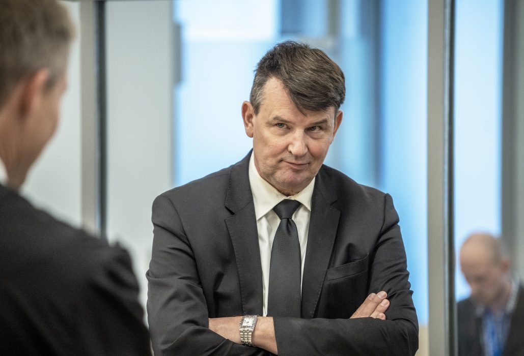 Norges tidigare justitieminister, Tor Mikkel Wara, under rättegången mot hans sambo som misstänks fejkat politiska attacker.