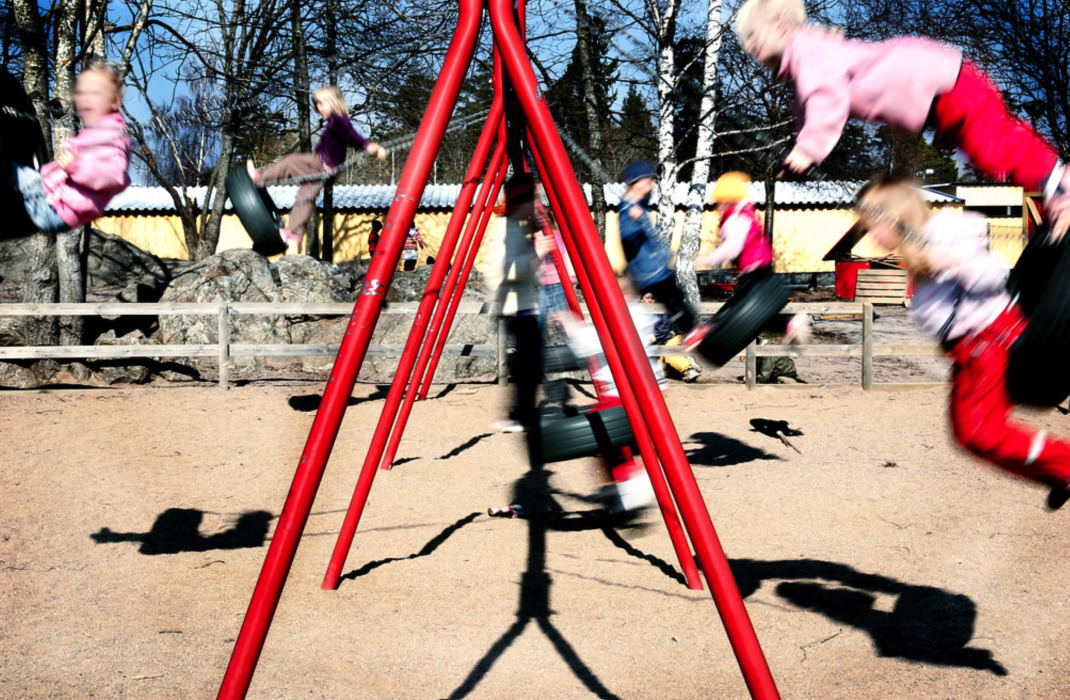 Inte en gunga ledig! Barngrupperna är för stora i förskolan visar en undersökning av Lärarförbundet.