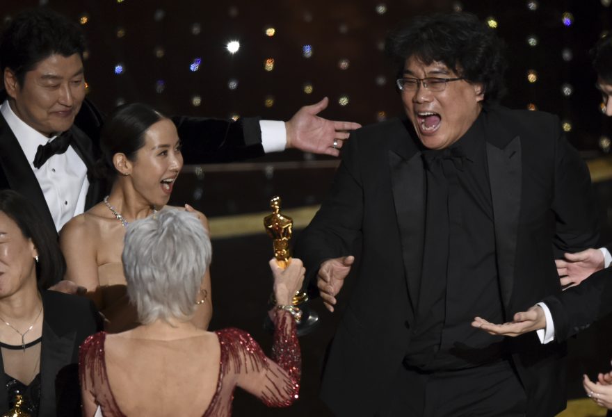 Årets vinnare av bästa film, Parasit av Bong Joon Ho, blev den första icke engelskspråkiga filmen att ta hem priset.