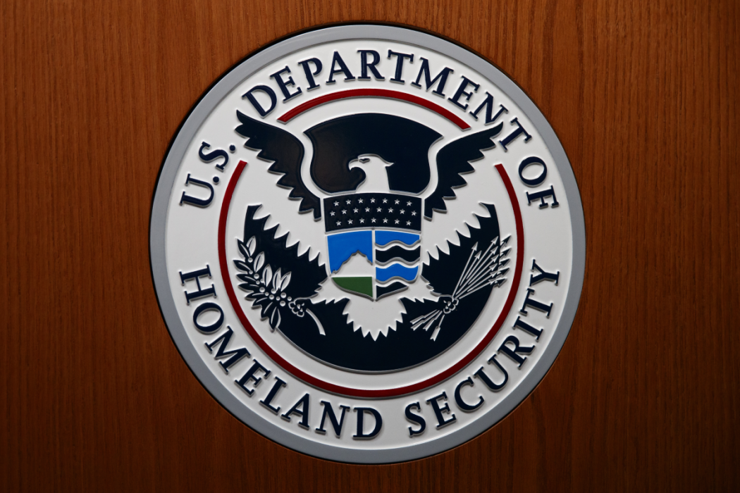 Det stormar kring en av Trumps närmaste män, sedan uppgifter från en visselblåsare på DHS blivit kända.