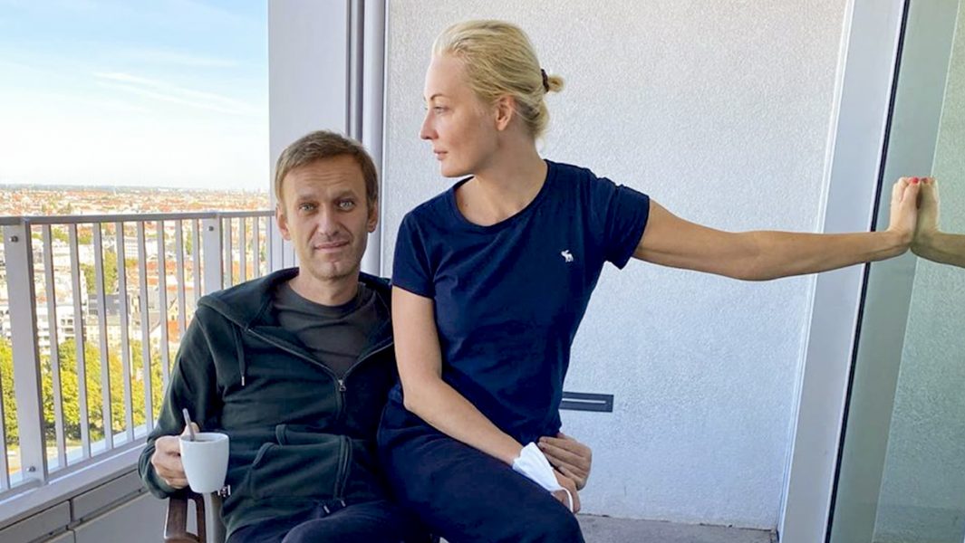Aleksej Navalnyj tackar sin fru Julia för att ha klarat sig igenom förgiftningen.