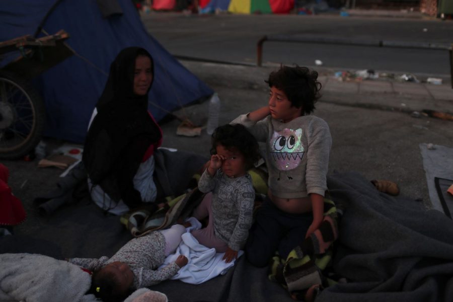 Tusentals flyktingar sover fortfarande på öppen gata efter branden som i förra veckan totalförstörde flyktinglägret Moria på Lesbos.