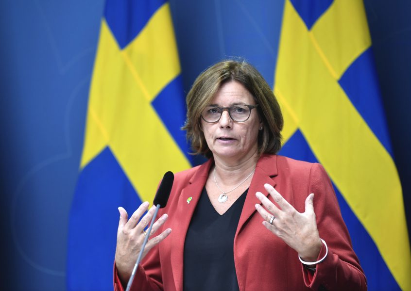 Miljö- och klimatminister Isabella Lövin meddelar att Sverige bidrar med 100 miljoner kronor per år 2020–2022 till en ny fond som ska hjälpa utvecklingsländer att ställa om sin tunga industri.