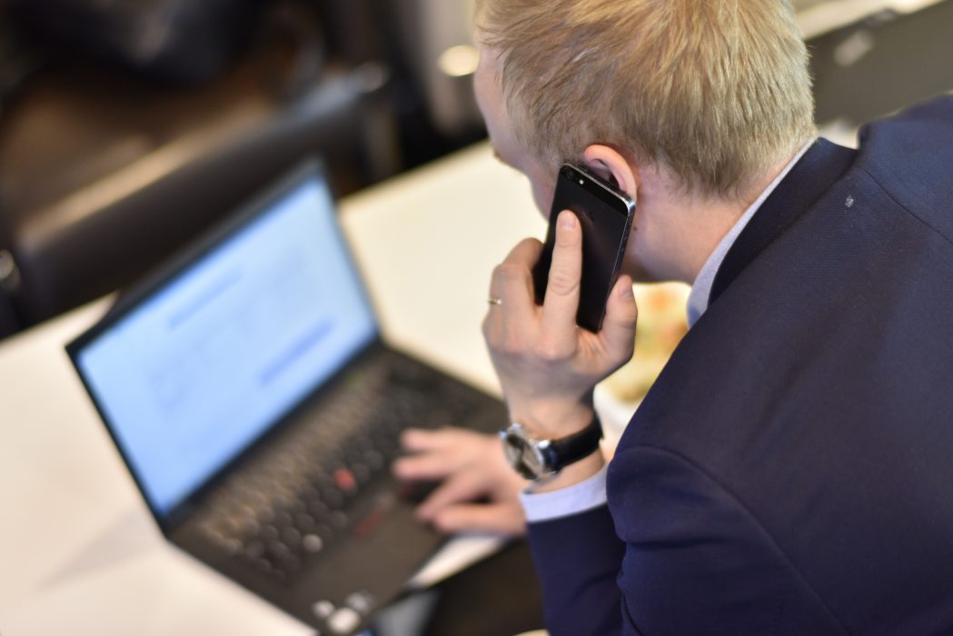 Svenska chefer upplever ledarskapet på distans som pandemins svåraste utmaning, visar två olika undersökningar från Ledarna.