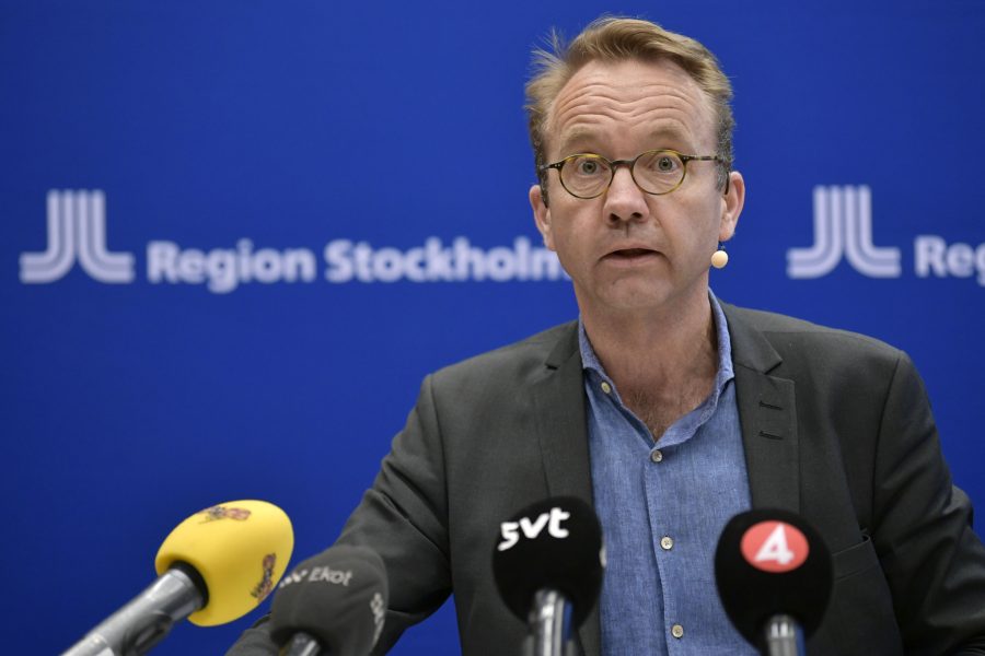 Björn Eriksson, hälso- och sjukvårdsdirektör i Region Stockholm påpekar att även om regionen lämnar stabsläget så är det inte en signal om att återgå till normalt beteende.