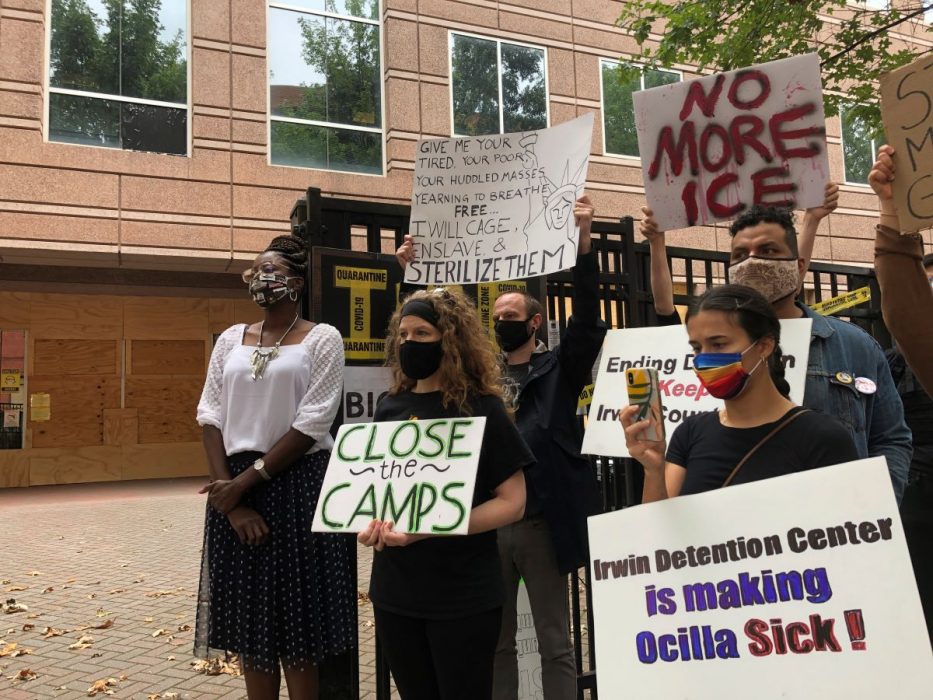 Sjuksköterskan Dawn Wooten (till vänster) tillsammans med demonstranter på en presskonferens på tisdagen angående missförhållandena på Irwin County Detention Center i Ocilla, Georgia.