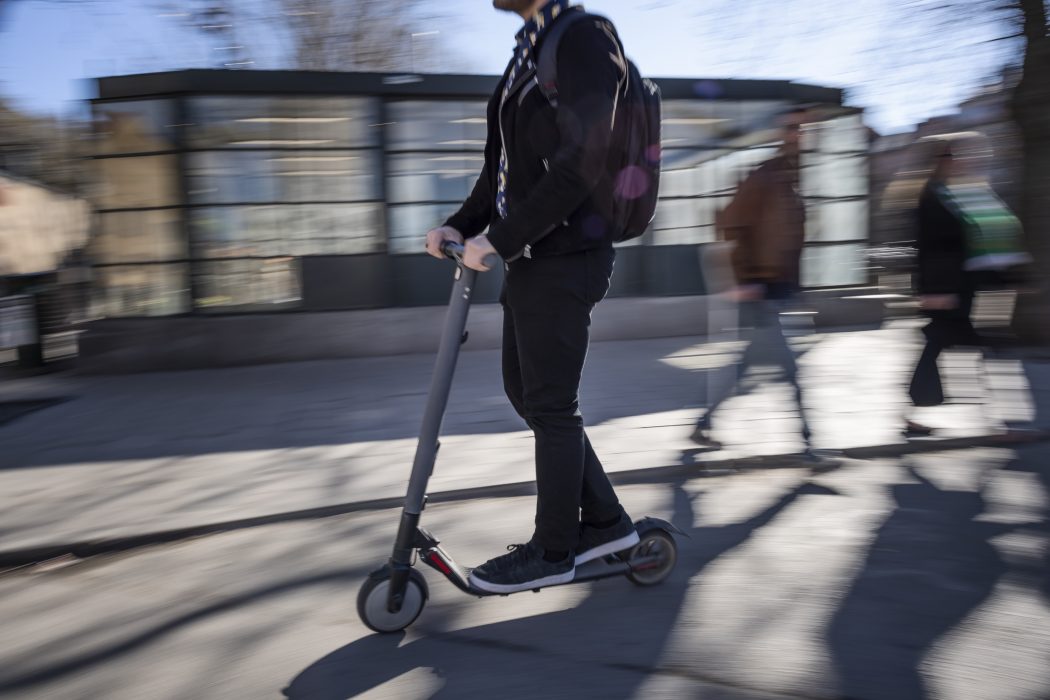 Uthyrning av sparkcyklar är en typ av persontransport som får nya kriterier för miljöcertifiering.