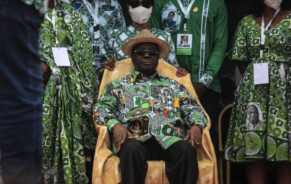 Elfenbenskustens tidigare president Konan Bedie, 86, på ett oppositionsmöte inför presidentvalet.
