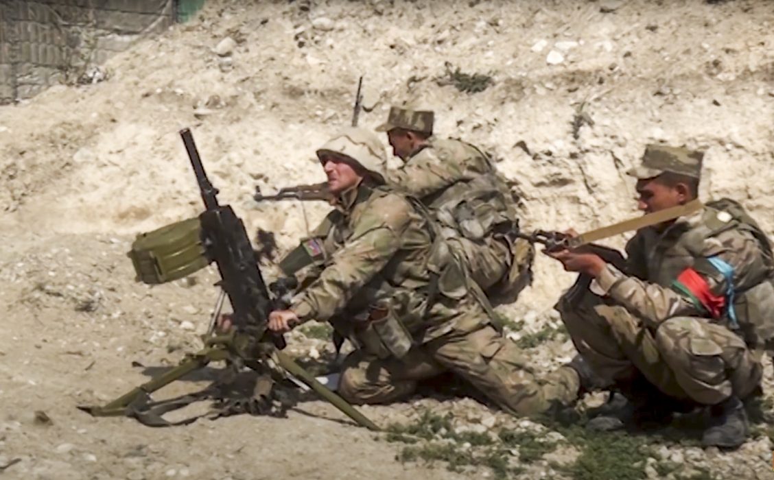 Azeriska soldater vid stridslinjen i konflikten kring Nagorno-Karabach.