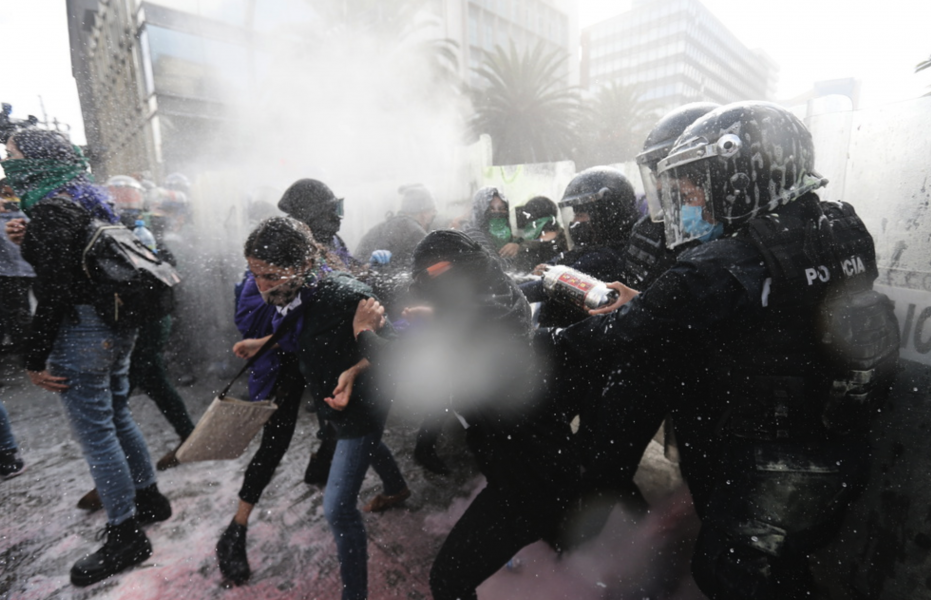 Demonstranter och polis drabbade samman i Mexico City på måndagen.