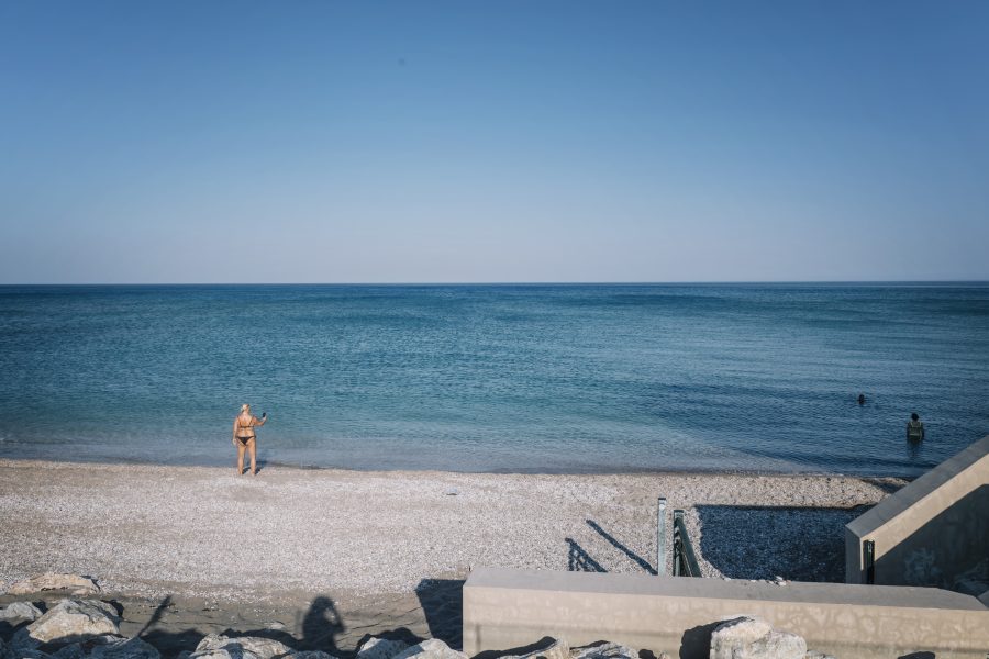 En turist fotograferar havet vid ett charterhotell i Kolymbia på Rhodos.