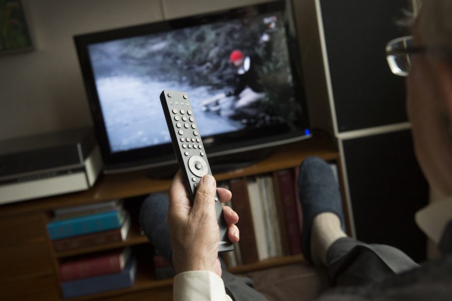 Comhem börjar släcka ned sitt analoga tv-nät den 8 september, vilket kan drabba äldre personer.