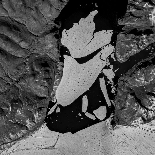 Bild från European Space Agency, ESA, som visar den del av istungan som bröts loss från Nioghalvfjerdsfjorden, nordöstra Grönland.