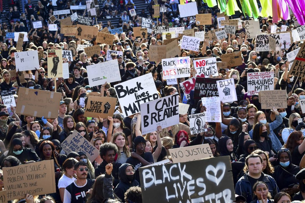 Polisen har kommit fram till att den poliskvinna som knäböjde med demonstranter inte ska få någon disciplinåtgärd.