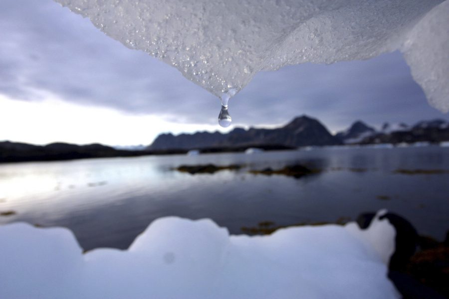 Stigande temperaturer i Arktis leder till att permafrosten, den ständigt frusna marken, smälter och släpper ifrån sig koldioxid och metangas, som påskyndar klimatförändringarna ytterligare.