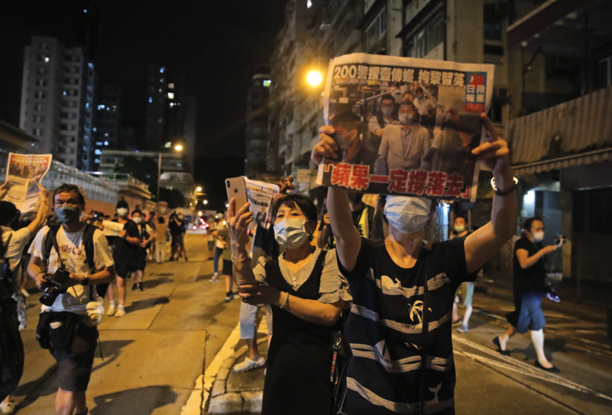 Mediemogulen Jimmy Lais supportrar på gatorna i Hongkong i samband med att han släpptes från en polisstation i augusti efter det att han hade gripits med stöd av den nya säkerhetslagen.