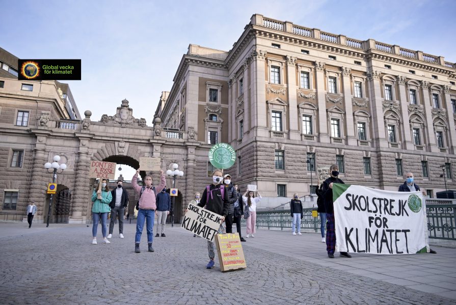 Greta Thunberg kom till Mynttorget i Stockhom under morgonen för att börja sin skolstrejk under den globala strejkdagen för klimatet den 25 september.