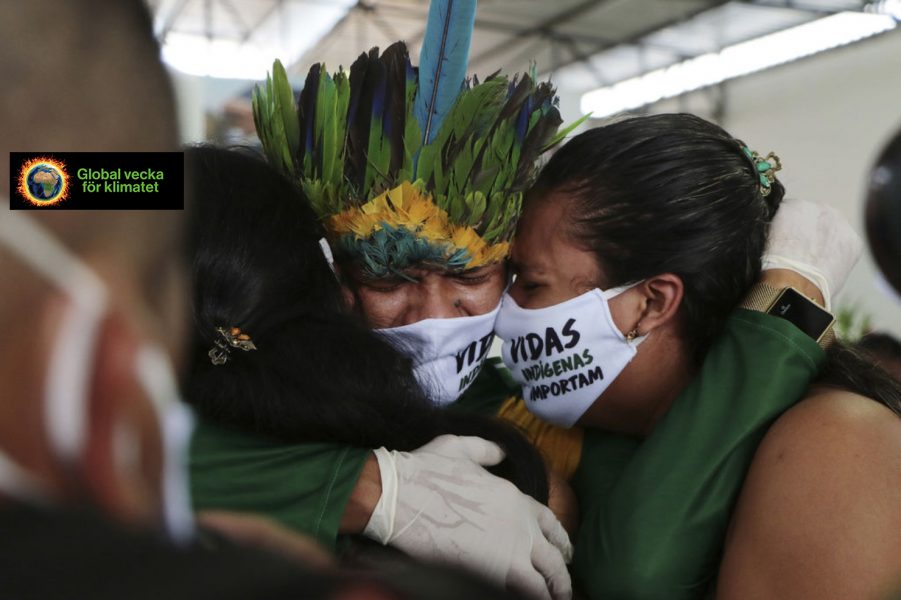 Anhöriga till hövdingen Messias Martins Moreira från ursprungsbefolkningen Kokama i Amazonas gråter i samband med begravningen, i maj.