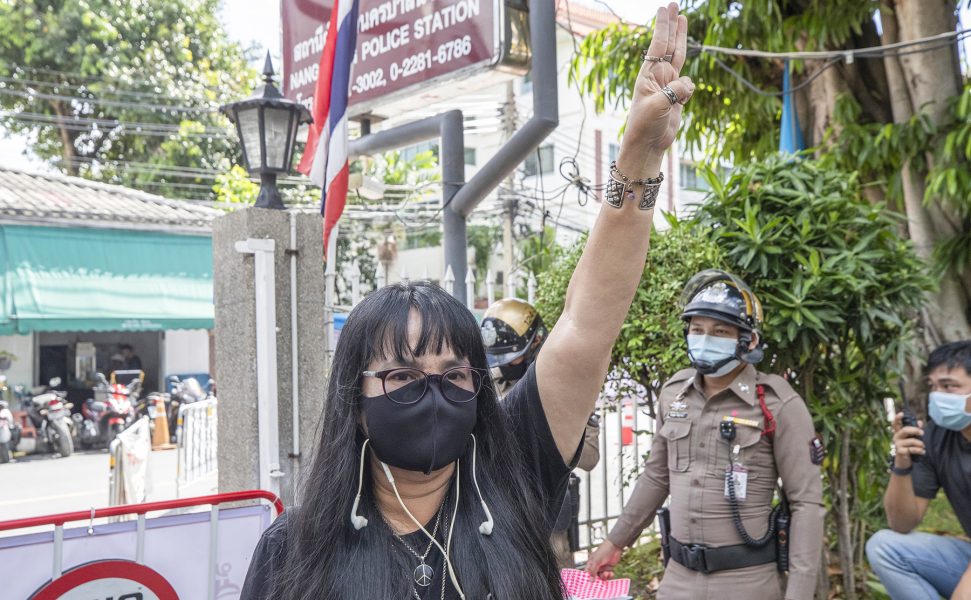 Suwanna Tallek har gripits av polisen efter att ha deltagit i en protest mot premiärminister Prayuth Chan-o-chas politik.