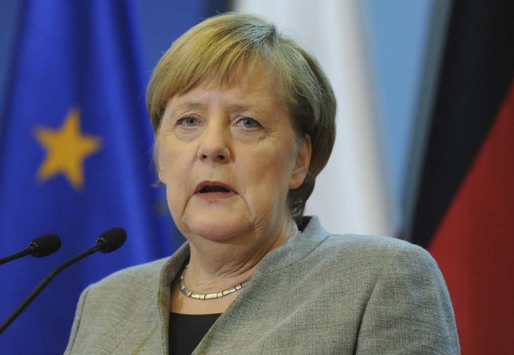 Tysklands förbundskansler Angela Merkel kräver att Ryssland utreder förgiftandet av Navalnyj.