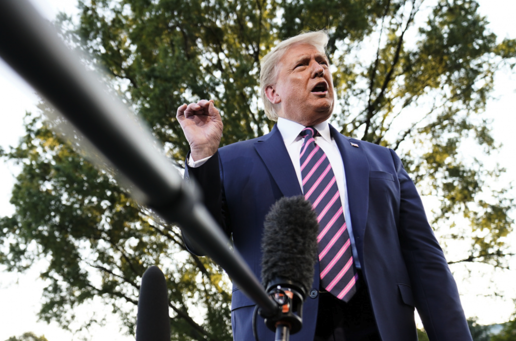President Donald Trump möter reportrar utanför Vita huset.