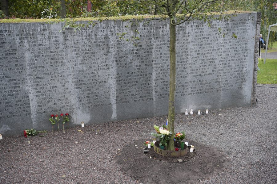 Blommor och ljus på plats vid Minnesmonumentet för Estoniakatastrofenunder en minnesceremoni vid Galärvarvskyrkogården på Djurgården.