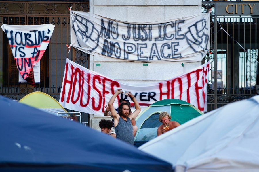 I Portland, Nordöstra USA, protesterade i augusti hemlösa utanför stadshuset för att de anser att hotellrum inte räcker som åtgärd för de hemlösa.