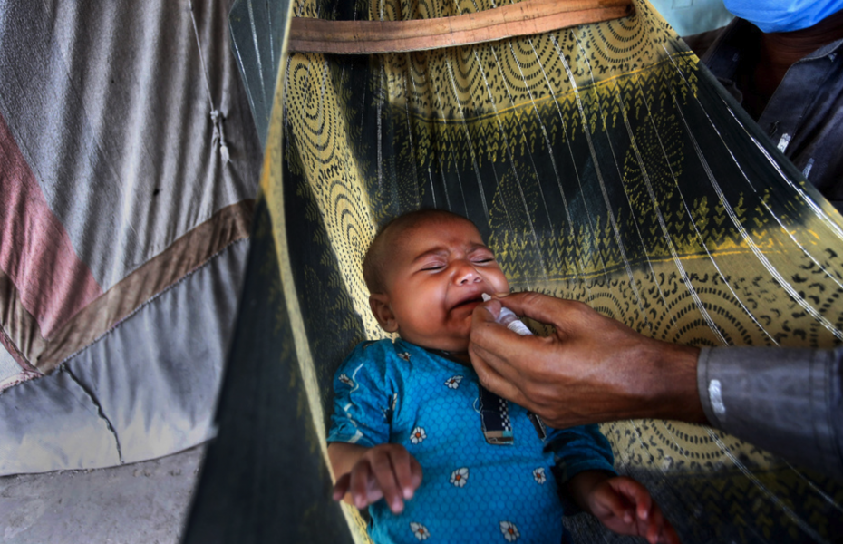 Ett barn i ett slumområde i Lahore i Pakistan vaccineras mot polio.