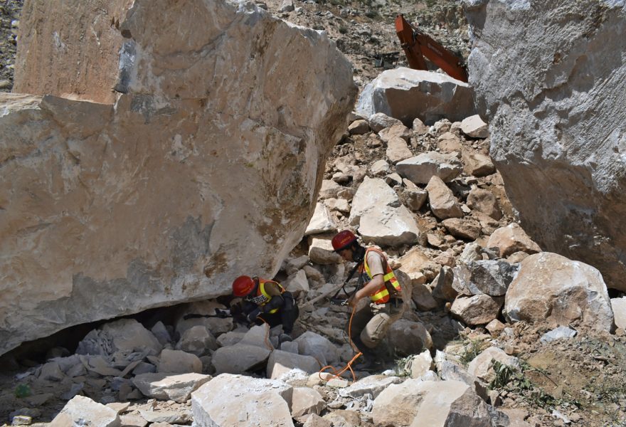 Räddningsarbetare söker efter överlevande efter gruvraset i Khyber Pakhtunkhwa-provinsen i nordvästra Pakistan.