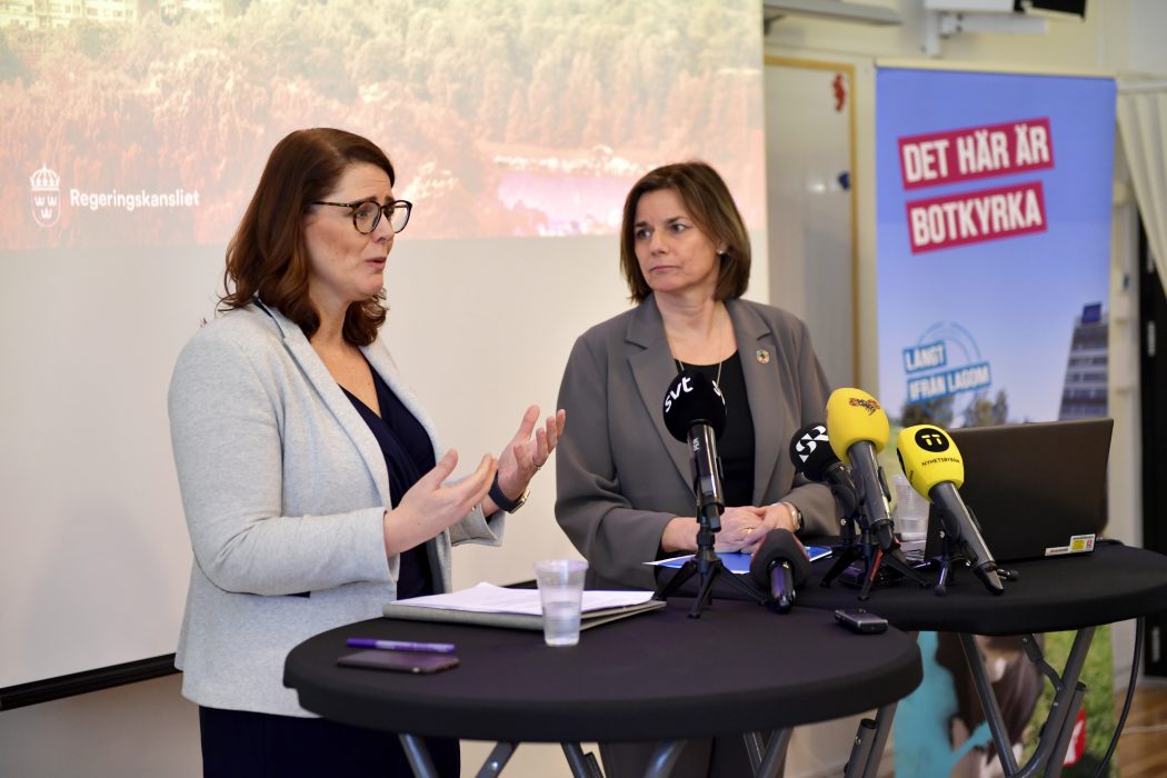 I januari 208 presenterade Ebba Östlin (S), ordförande i Botkyrkas kommunstyrelse, och biståndsminister Isabella Lövin (MP) regeringens uppdrag att flytta verksamhet med 500 av biståndsmyndigheten Sidas anställda till kommunen.