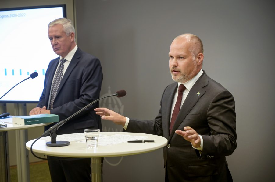 Kammarrättspresident Thomas Rolén, ordförande för migrationskommittén, och justitie- och migrationsminister Morgan Johansson (S) håller pressträff i samband med överlämnandet av kommitténs förslag.