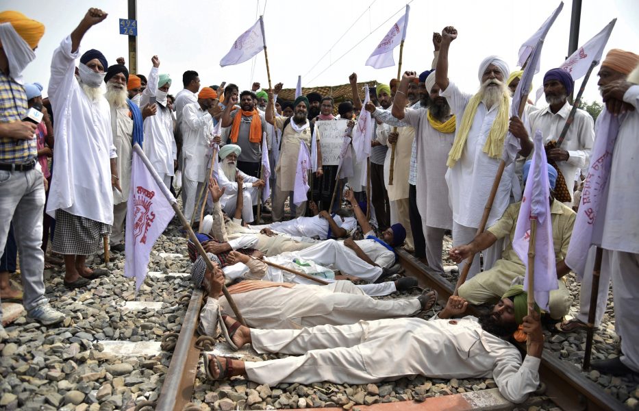 Indiska bönder i Amritsar hotar att blockera järnvägstrafiken om inte jordbruksreformerna stoppas.