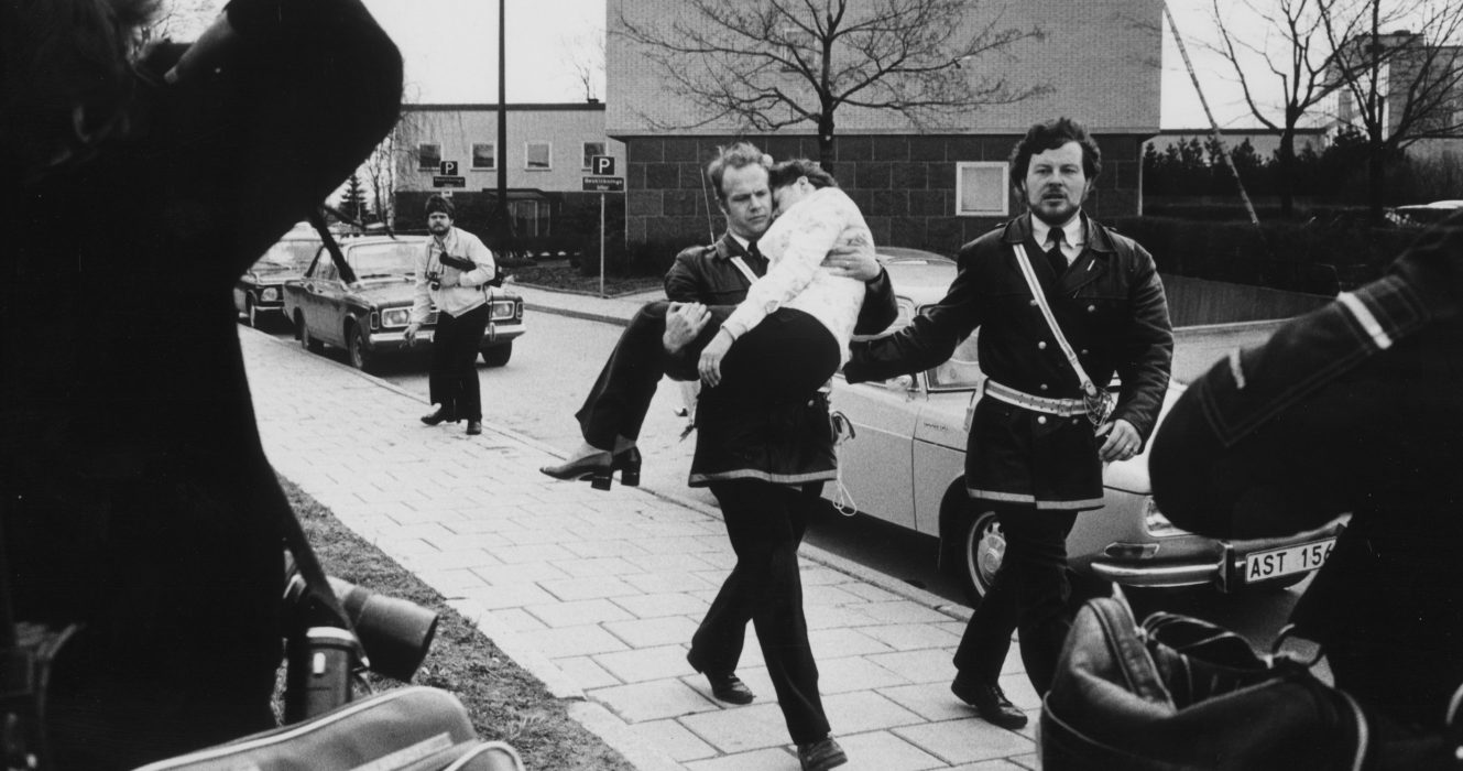 Polisen evakuerar gisslan under ockupationen av västtyska ambassaden 1975.