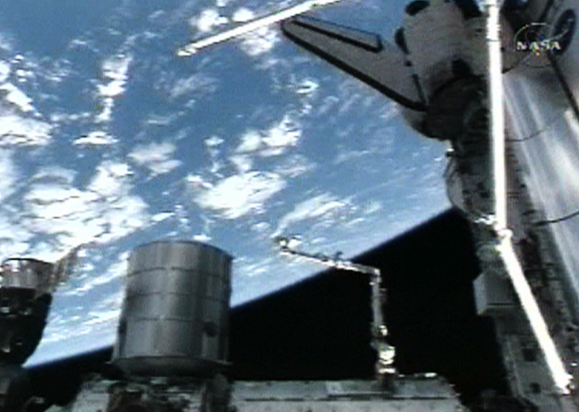 Den internationella rymdstationen ISS har tvingats väja för resterna av en gammal japansk raket.