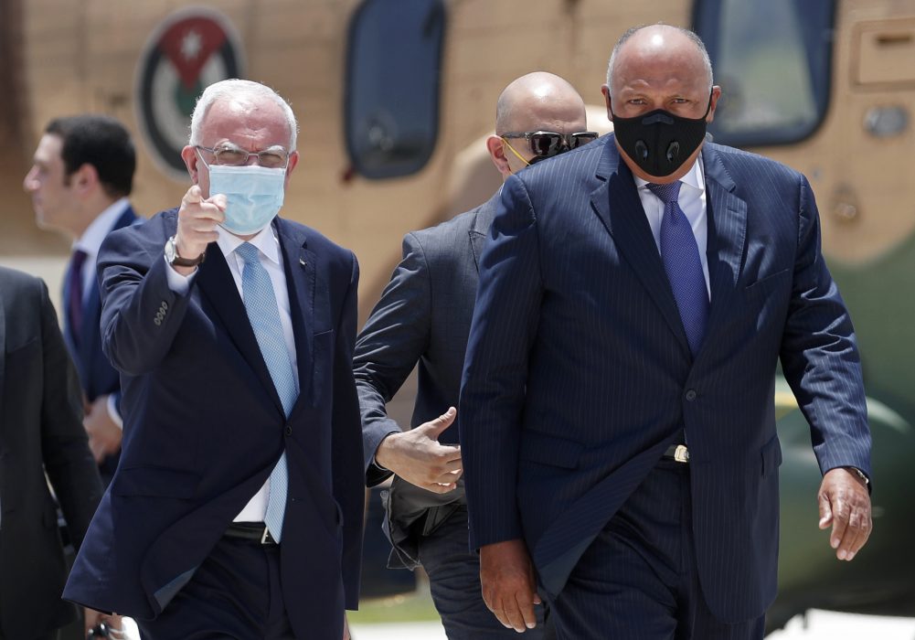 Palestiniernas utrikesminister Riyad al-Maliki (vänster) med Egyptens utrikesminister Sameh Shoukry.