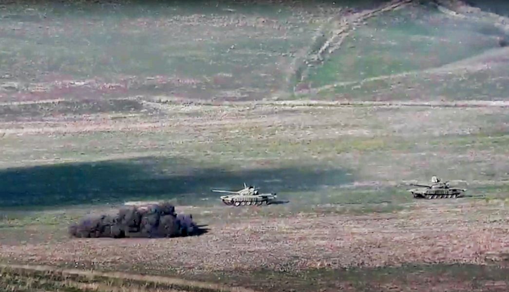 Armenisk beskjutning mot azeriska stridsvagnar.