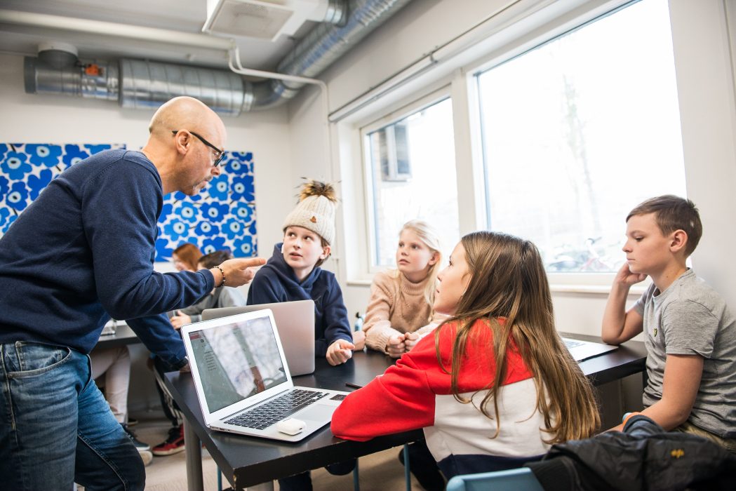 Är mannen på bilden supermentor, digitalista eller övrig pedagog? I kommunerna finns gott om titlar att dela ut.