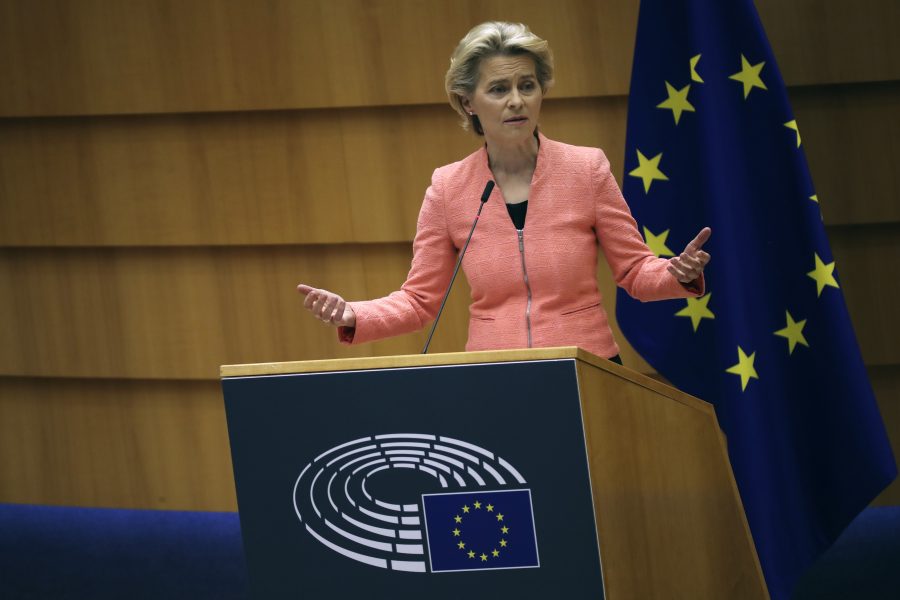 EU-kommissionens ordförande Ursula von der Leyen talar i Bryssel.