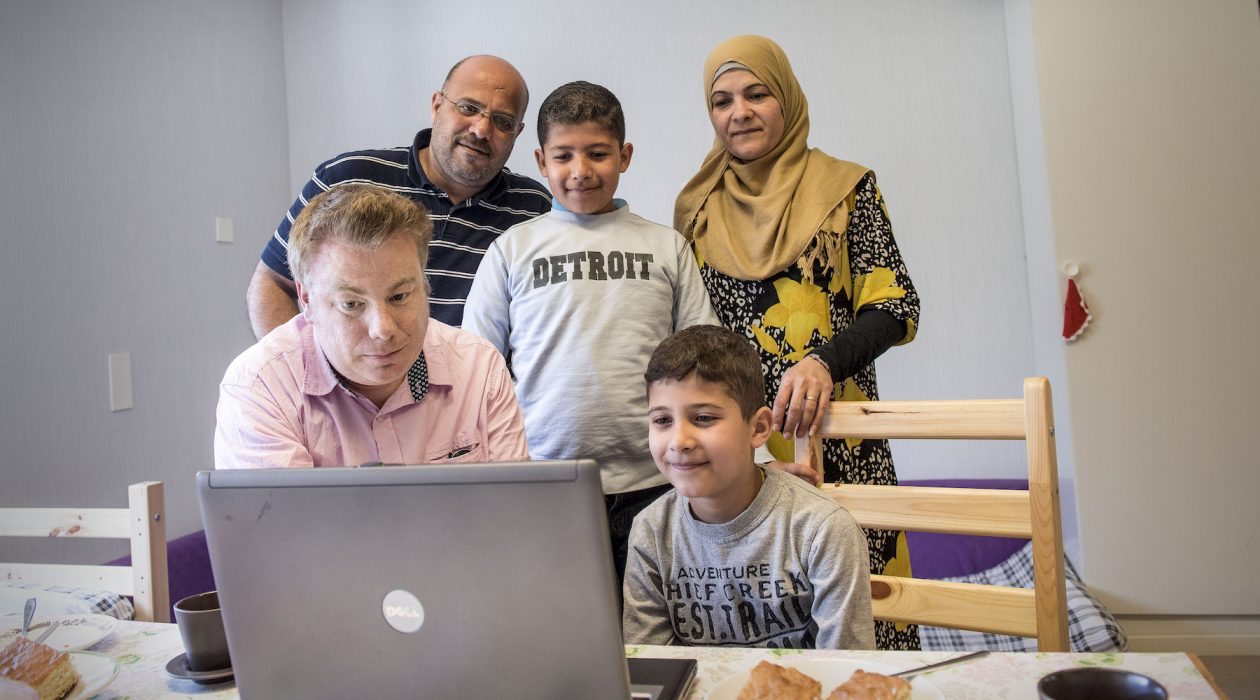 Bildtext: Daniel Johansson har fixat en dator till en familj på Restad gård i Vänersborg.