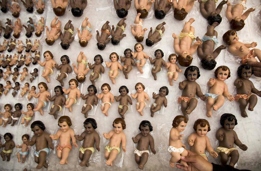 På marknaden i Mexico City kan man köpa små Jesusbarn i porslin.