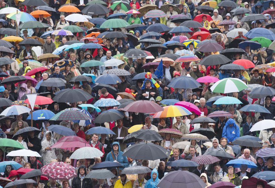 Ett flertal människor är ute i regnet – men inte flertalet, för det är flera miljarder.