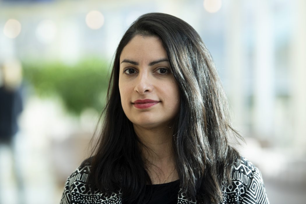 Vänsterpartiets tillträdande partiledare Nooshi Dadgostar (V) vill stoppa sänkningen av arbetsgivaravgifter för unga.