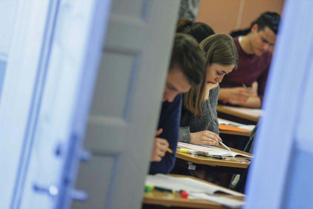 Högskoleprovet tycks bli av trots allt, men färre än vanligt lär få skriva.