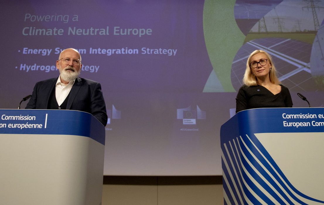 EU-kommissionens klimatgeneral Frans Timmermans och energikommissionären Kadri Simson presenterar förslaget om skärpta klimatmål i EU till år 2030.