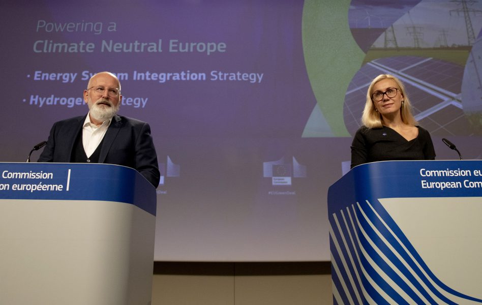 EU-kommissionens klimatgeneral Frans Timmermans och energikommissionären Kadri Simson presenterar förslaget om skärpta klimatmål i EU till år 2030.