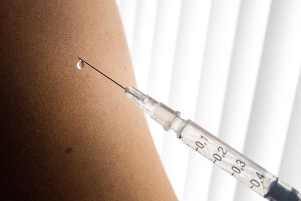 EU har slutit avtal om att få köpa 300 miljoner doser av ett kommande vaccin mot covid-19 från Sanofi och Glaxo Smith Kline.