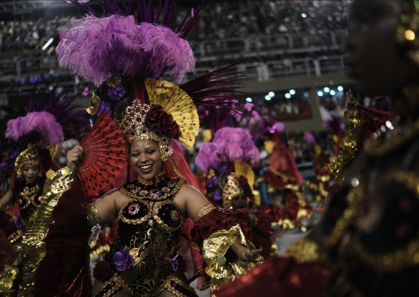 En dansare från sambaskolan Salgueiro uppträder under den senaste karnevalen i februari i år.
